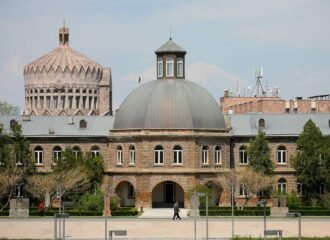 Քահանայից Պատրաստության Լսարան. Ընդունելություն