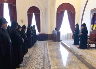 Раздача новоосвященного Святого Мира