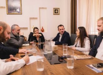 Եվրախորհրդարանի պատգամավորների այցը Արցախի թեմի գրասենյակ