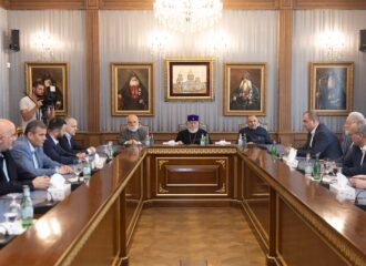 Ամենայն Հայոց Կաթողիկոսն ընդունեց ԱՀ պետական այրերին